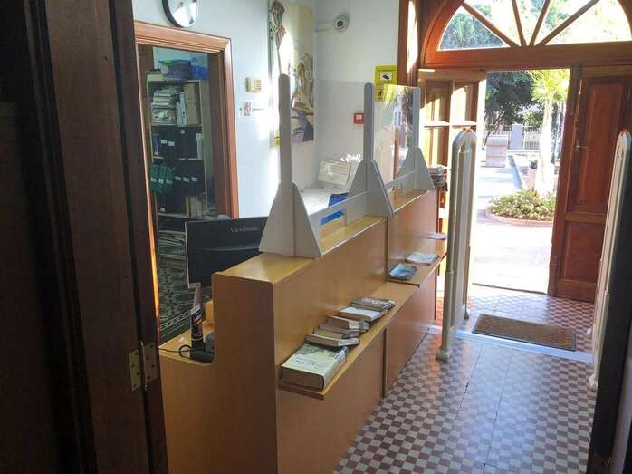 Entrada a la Biblioteca Pública Saulo Torón de Arnao (Foto TA)